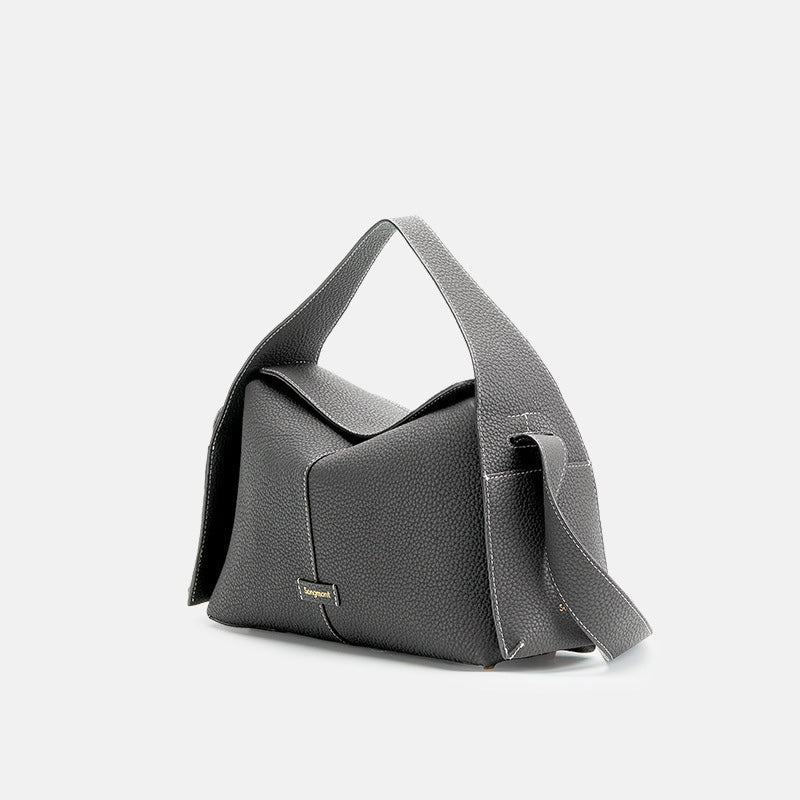 sculpted flap shoulder bag in pebble leather – LUMA