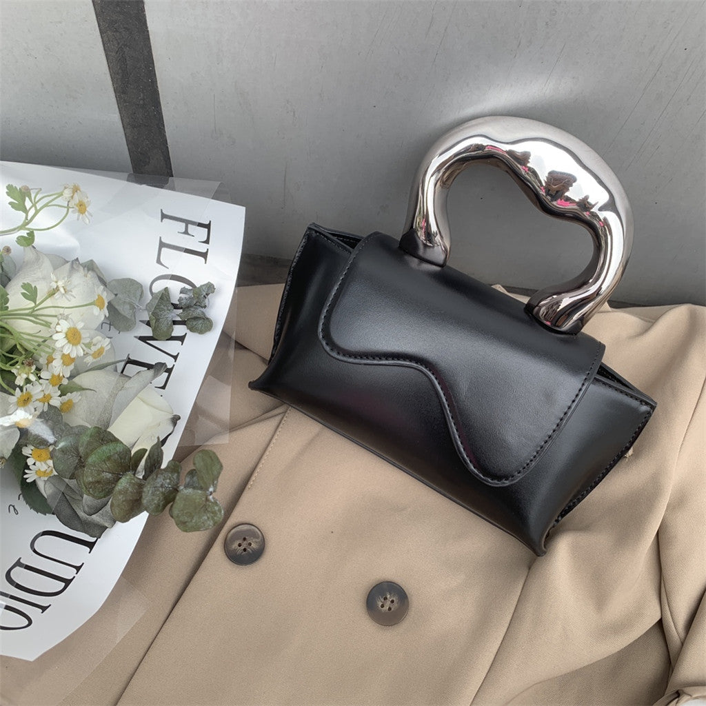 metallic-handle mini clutch with wavy flap - Xiuhtonal