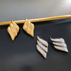 Polished wing-shaped stud earrings with sculpted curves - Ajurti