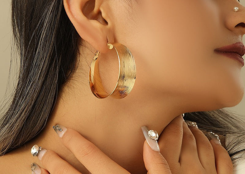 Brushed wide hoop earrings with textured finish – Zilku