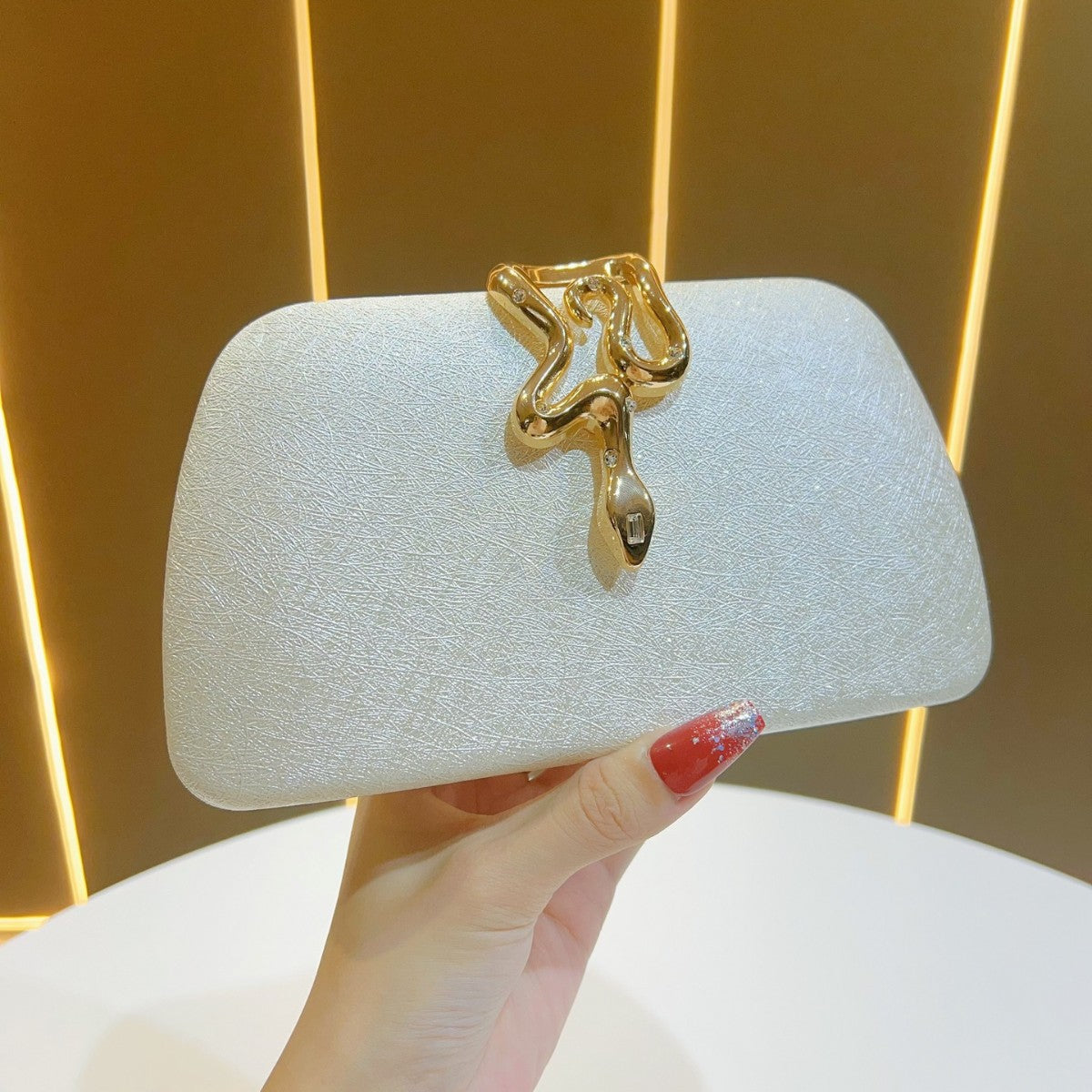 Sleek clutch with gold snake clasp - Linjisu