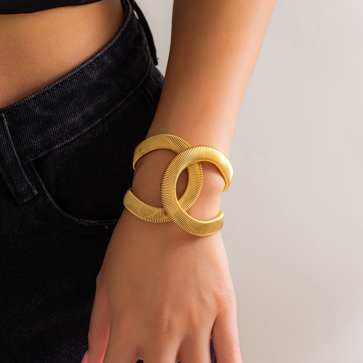 sculpted coil cuff bracelet with interlocking loops – VORTA
