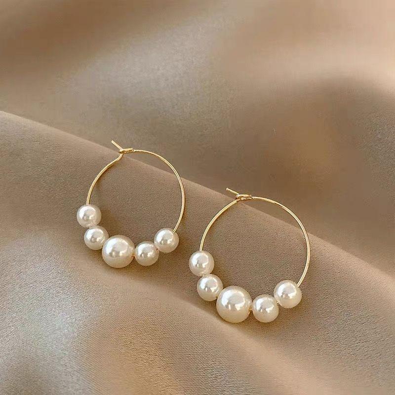 gold hoop earrings with graduated pearls – SENA