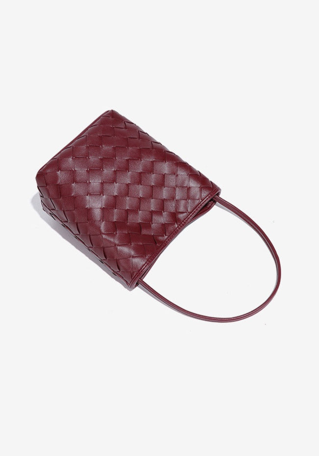 woven bucket tote in oxblood – MILA