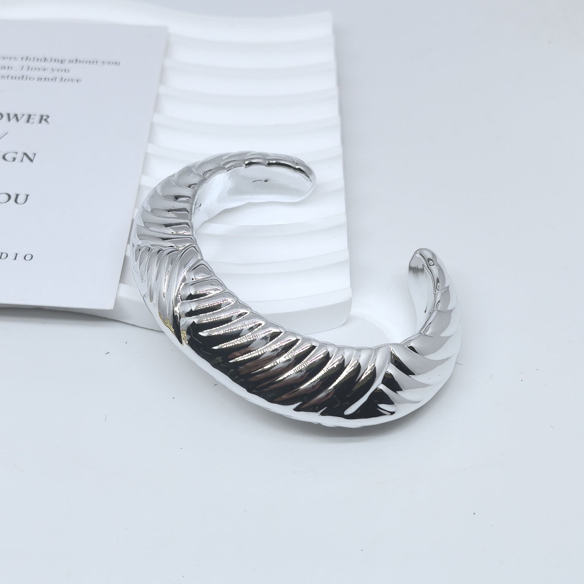 ribbed open cuff bracelet with high-shine gold finish – SERPENTA
