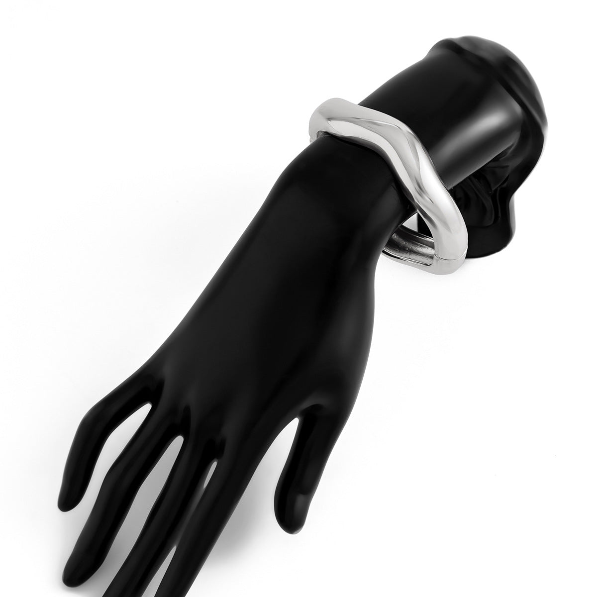 Asymmetric sculptural bangle with wave design - Enjur