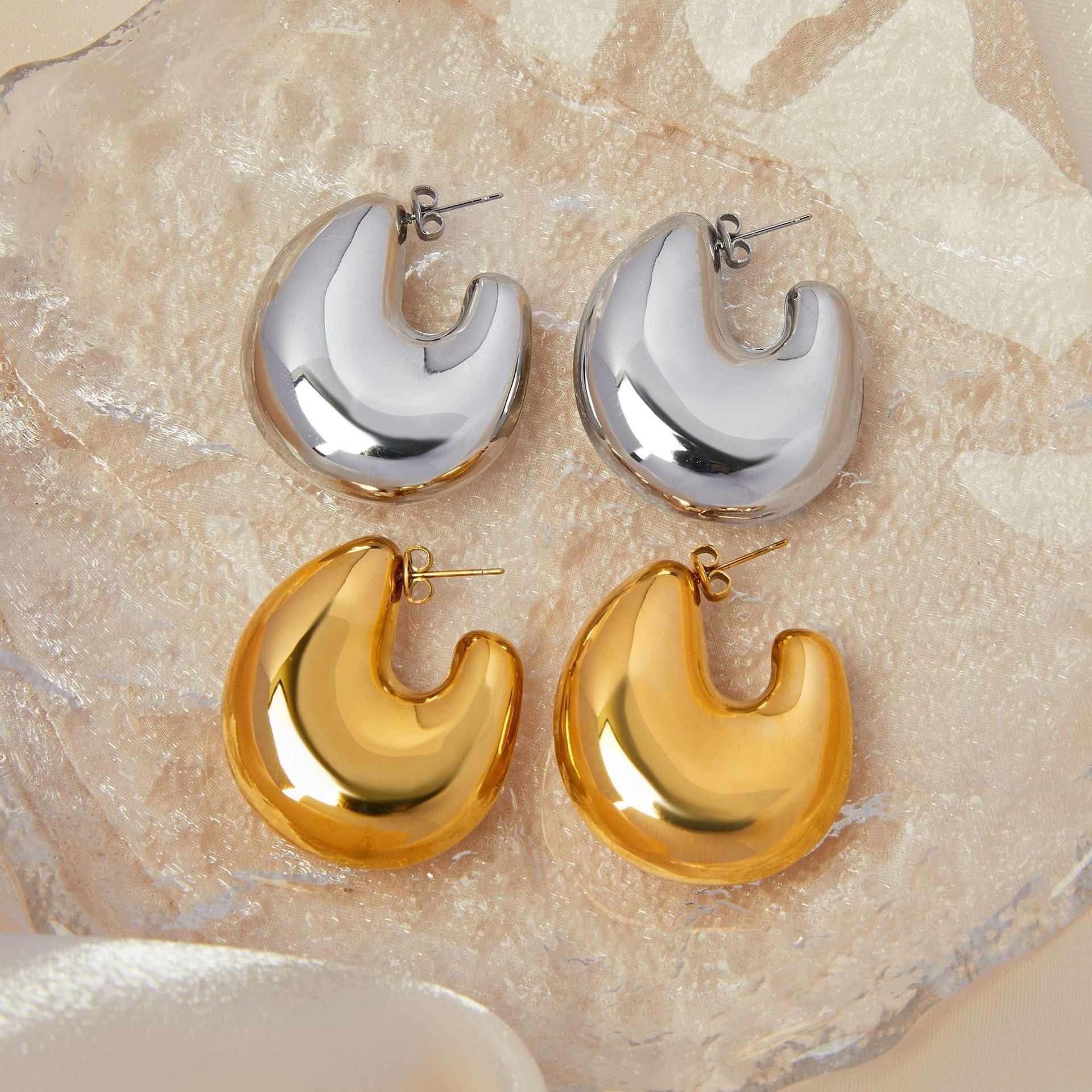 Chunky crescent-shaped hoop earring with high-shine finish - Vandi