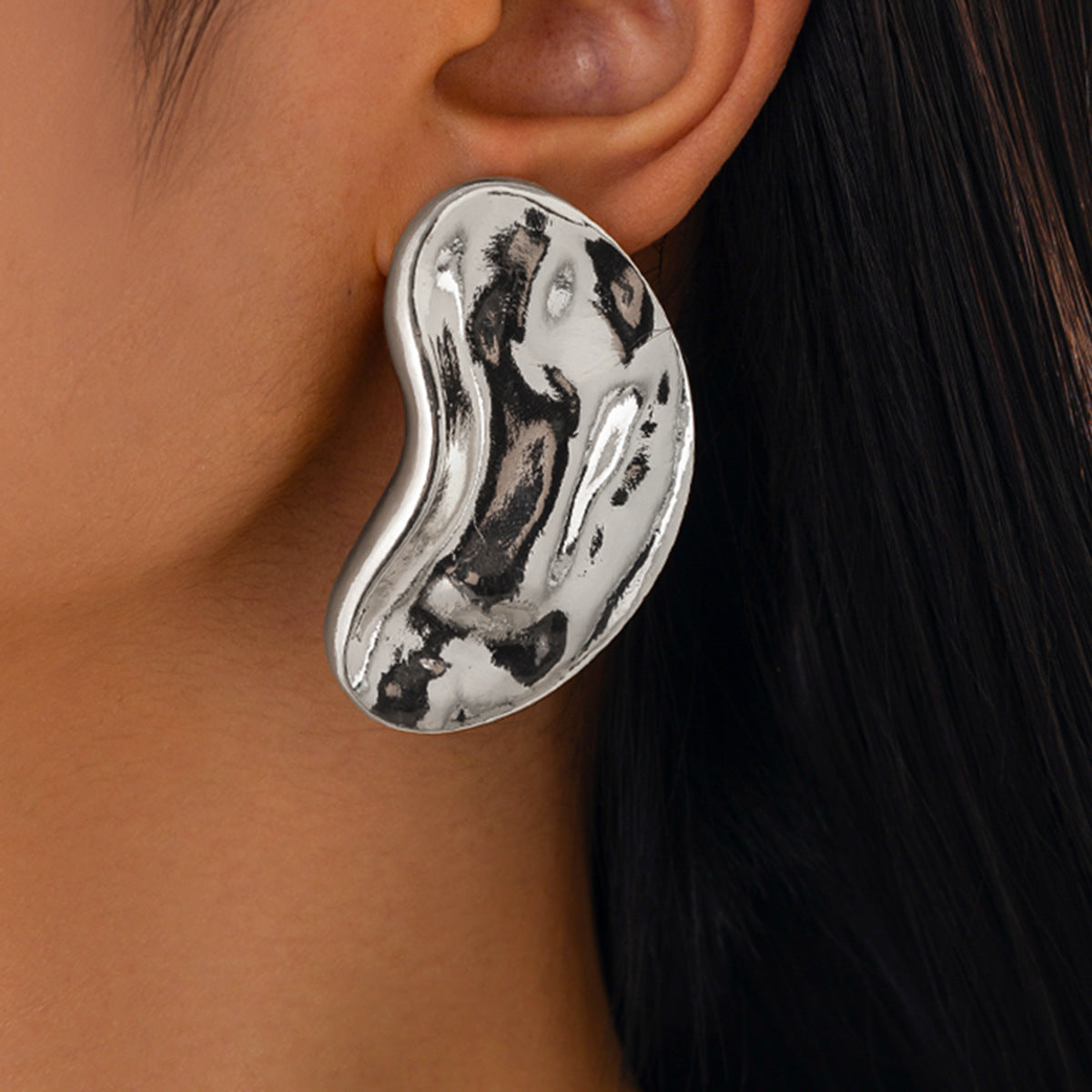 Curved bean-shaped stud earrings in metallic finish - Manbu