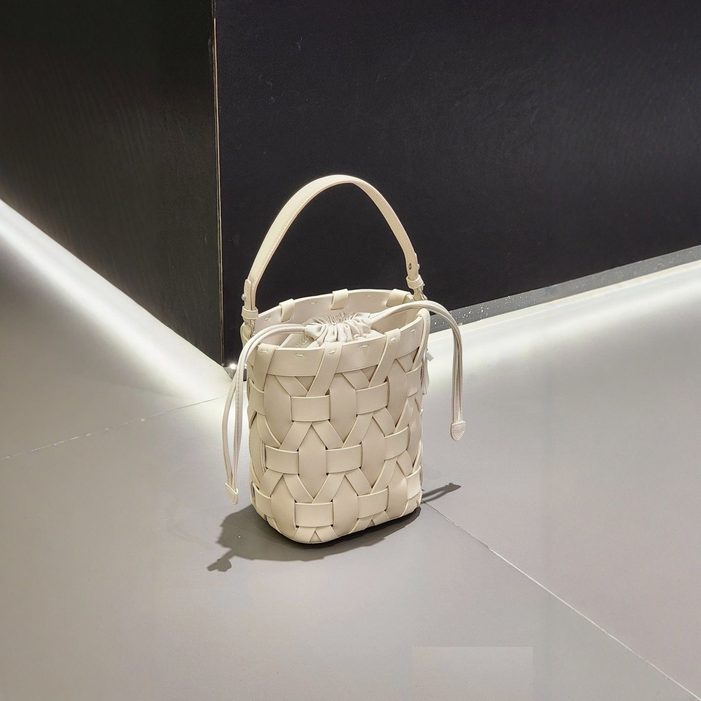 woven bucket bag with drawstring pouch – SIENNA