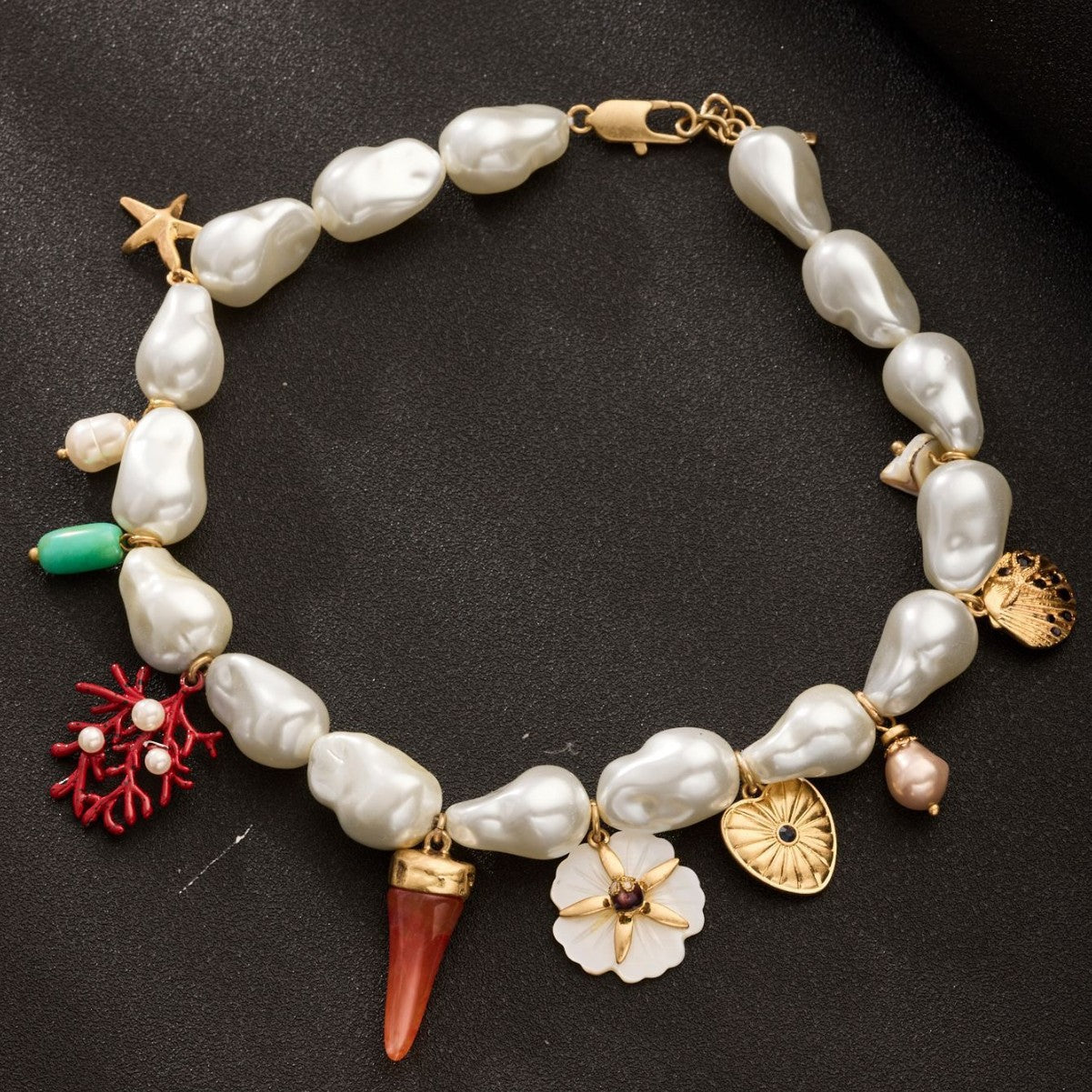Irregular pearl necklace with ocean-themed charms – Colgi