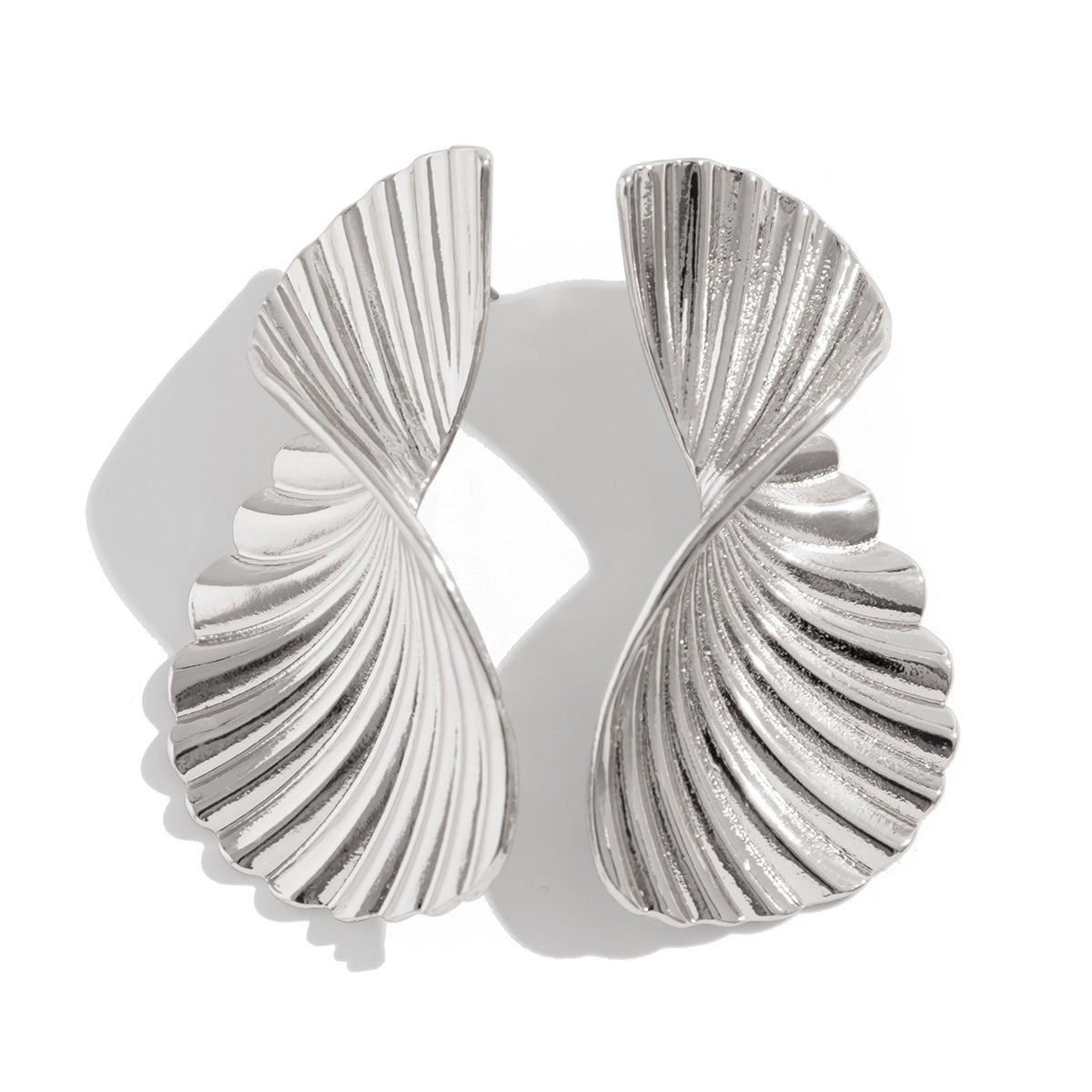 Ribbed twisted fan earrings in metallic finish - Copery