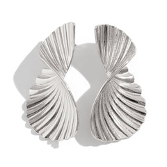 Ribbed twisted fan earrings in metallic finish - Copery