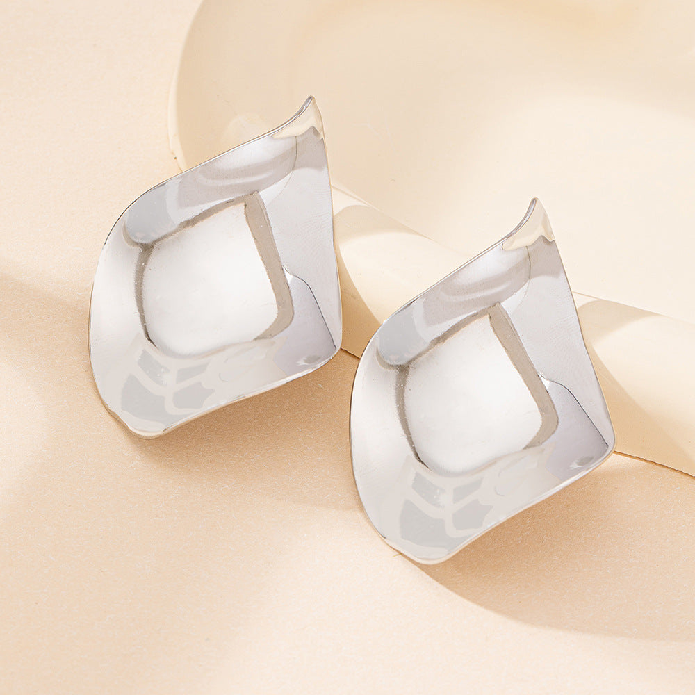 sculpted leaf-shaped stud earrings with high-shine finish - Limonu