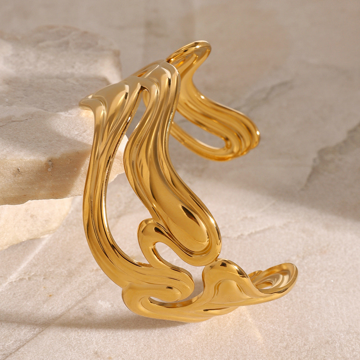 Open cuff bracelet with fluid wave cutout - Nuifi