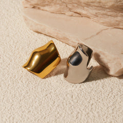 asymmetric sculptural earrings with mirror finish - Zlamdy