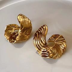 Sculptural swirl earring with metallic finish – Algur
