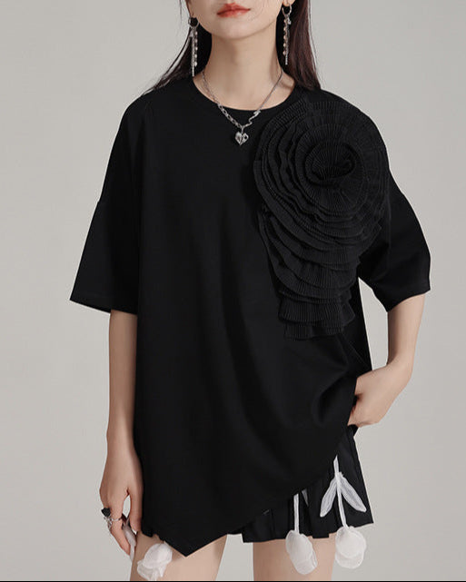 asymmetric hem T-shirt with oversized flower applique - BLOZR