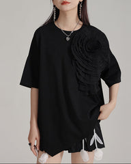 asymmetric hem T-shirt with oversized flower applique - BLOZR