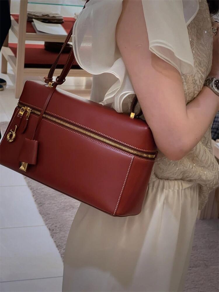 structured leather crossbody with gold lock detail – VERA