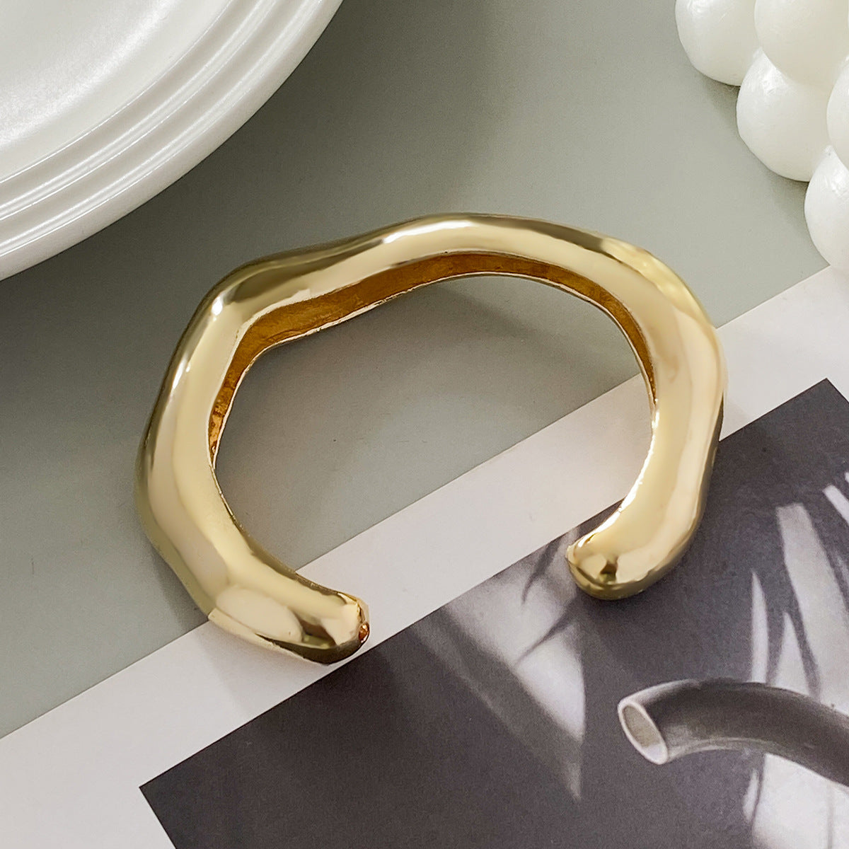 Asymmetric sculpted cuff bracelet in high-shine finish – Niklu