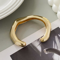 Asymmetric sculpted cuff bracelet in high-shine finish – Niklu