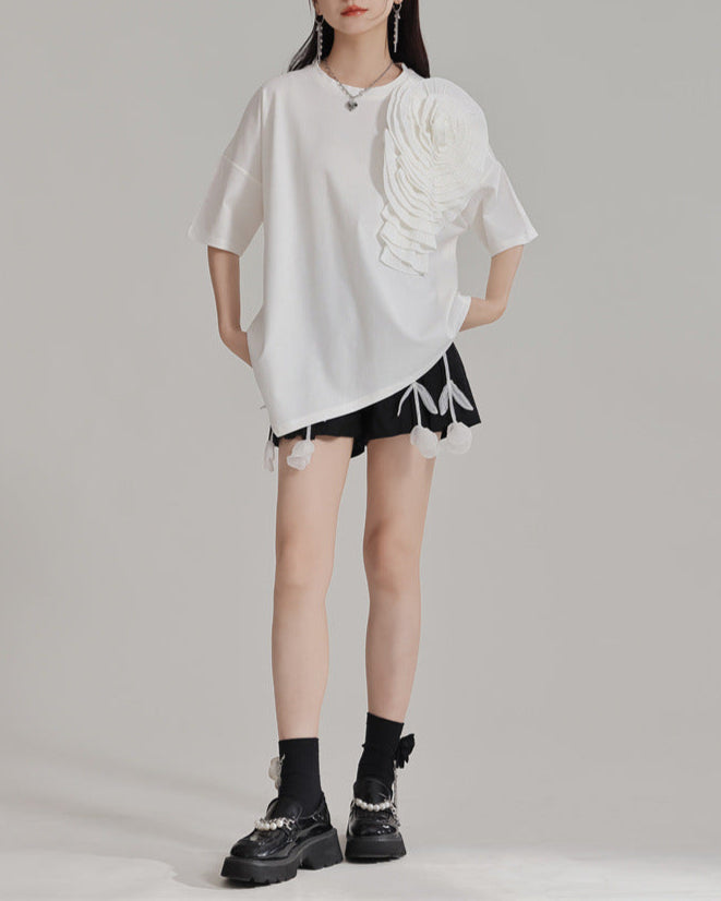 asymmetric hem T-shirt with oversized flower applique - BLOZR