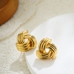 Ribbed twisted knot stud earrings in gold finish - Niguty