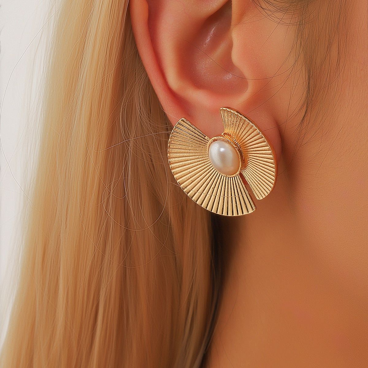 Half-moon fan earrings with pearl center – Solinu