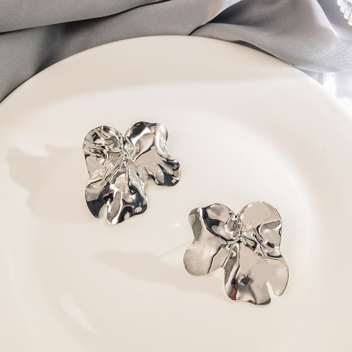 Abstract floral stud earrings with molten texture - Arnilu