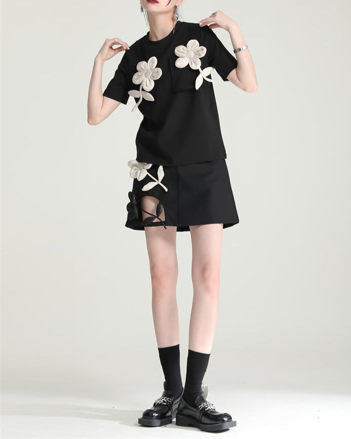 short-sleeve black t-shirt with 3D floral appliqué - BLOSM