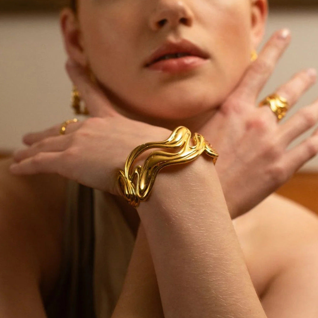Open cuff bracelet with fluid wave cutout - Nuifi