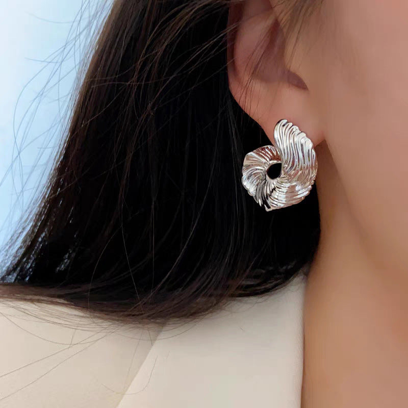 Sculptural swirl earring with metallic finish – Algur