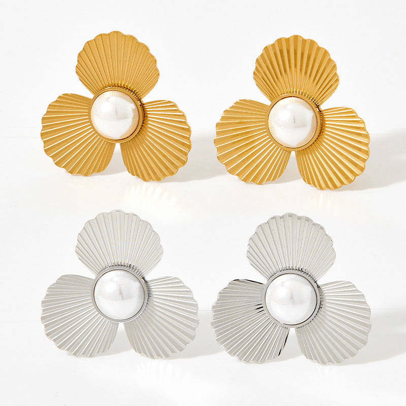 Textured flower stud earrings with pearl center – Blanki