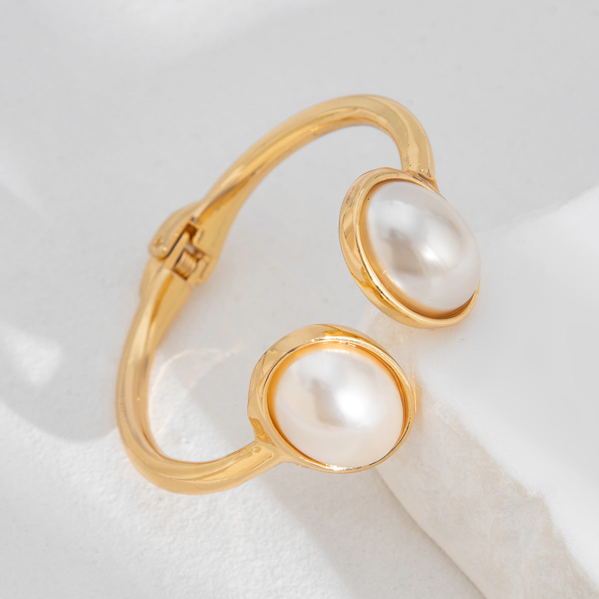 pearl-studded gold bangle – LUMI
