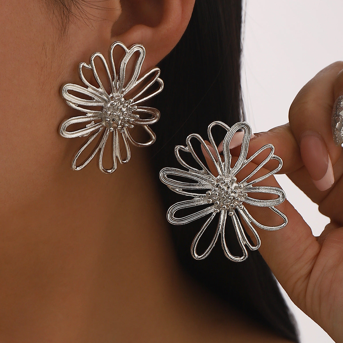 openwork daisy earring with textured gold petals – LIVIA
