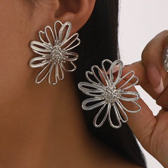 openwork daisy earring with textured gold petals – LIVIA