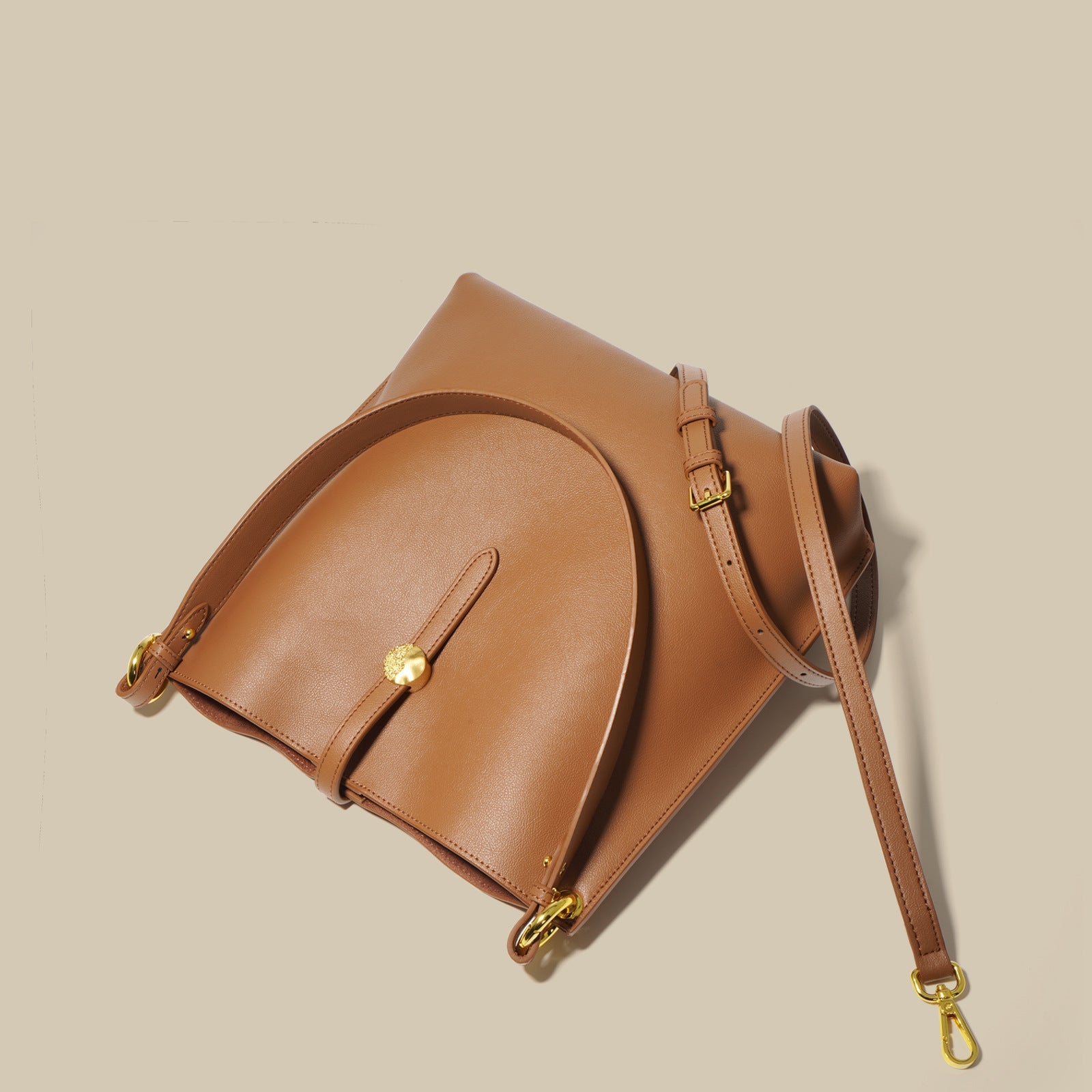 caramel shoulder bag with gold hardware – VERA