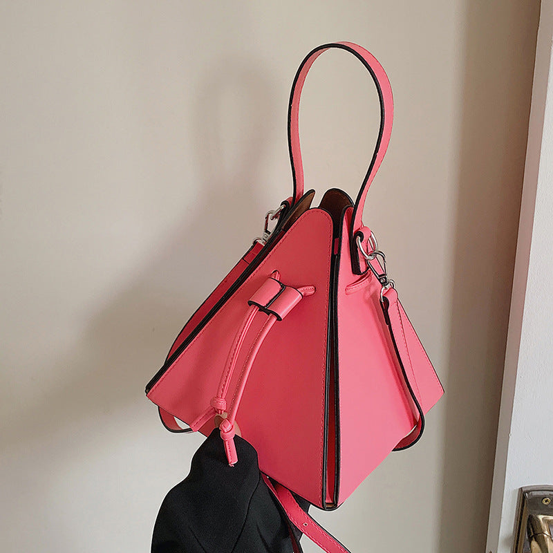 geometric pyramid crossbody with contrast trim – NOXAS