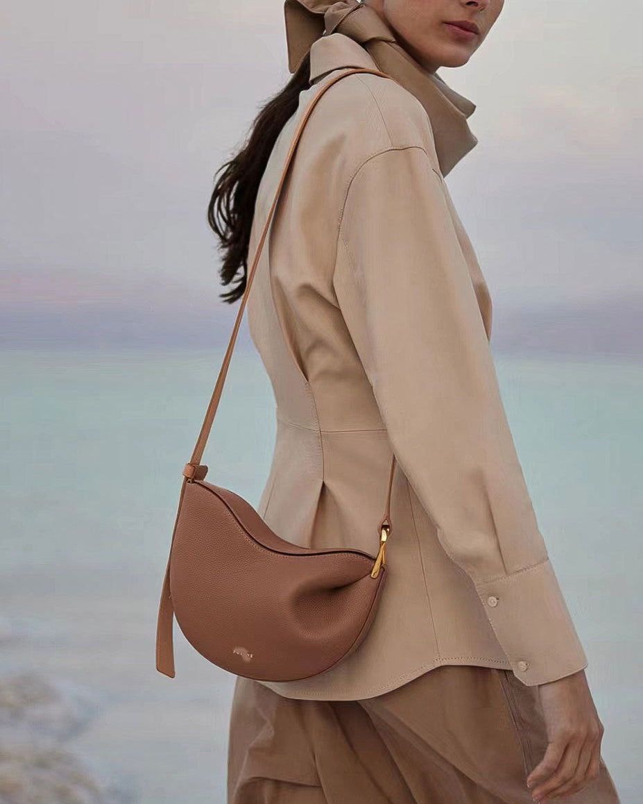 symmetrical saddle crossbody with sculpted wave – ODE
