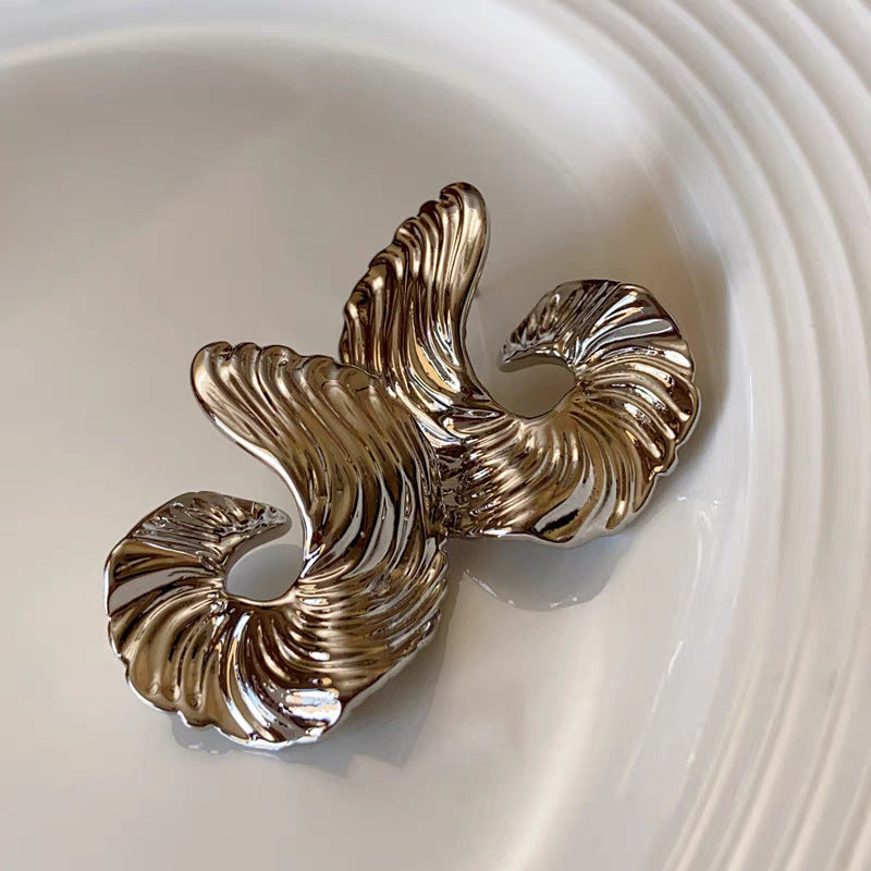 Sculptural swirl earring with metallic finish – Algur