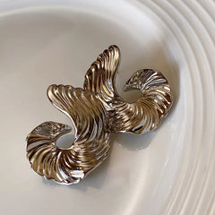 Sculptural swirl earring with metallic finish – Algur