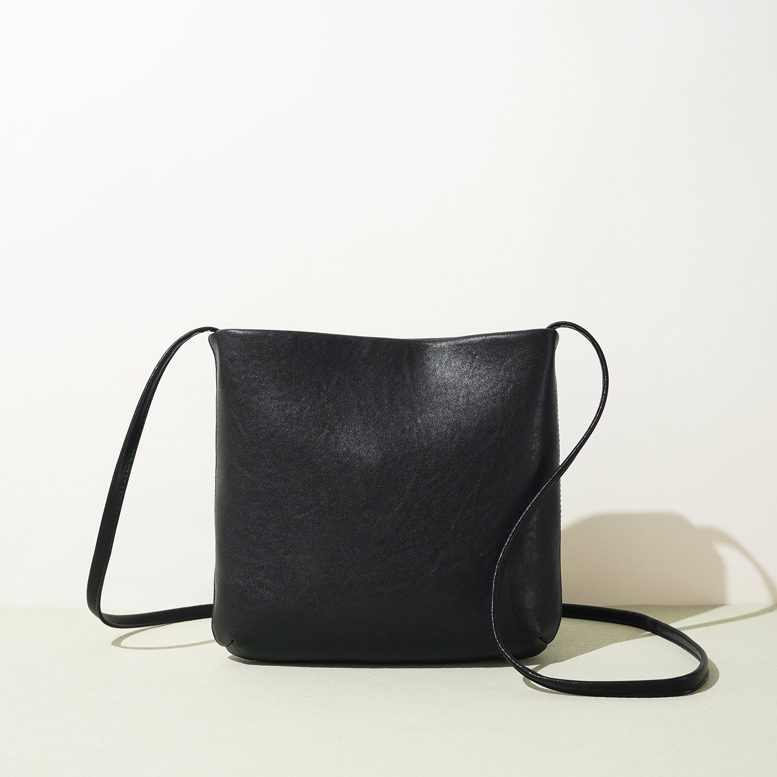 minimalist crossbody bag in matte black – NOIZA
