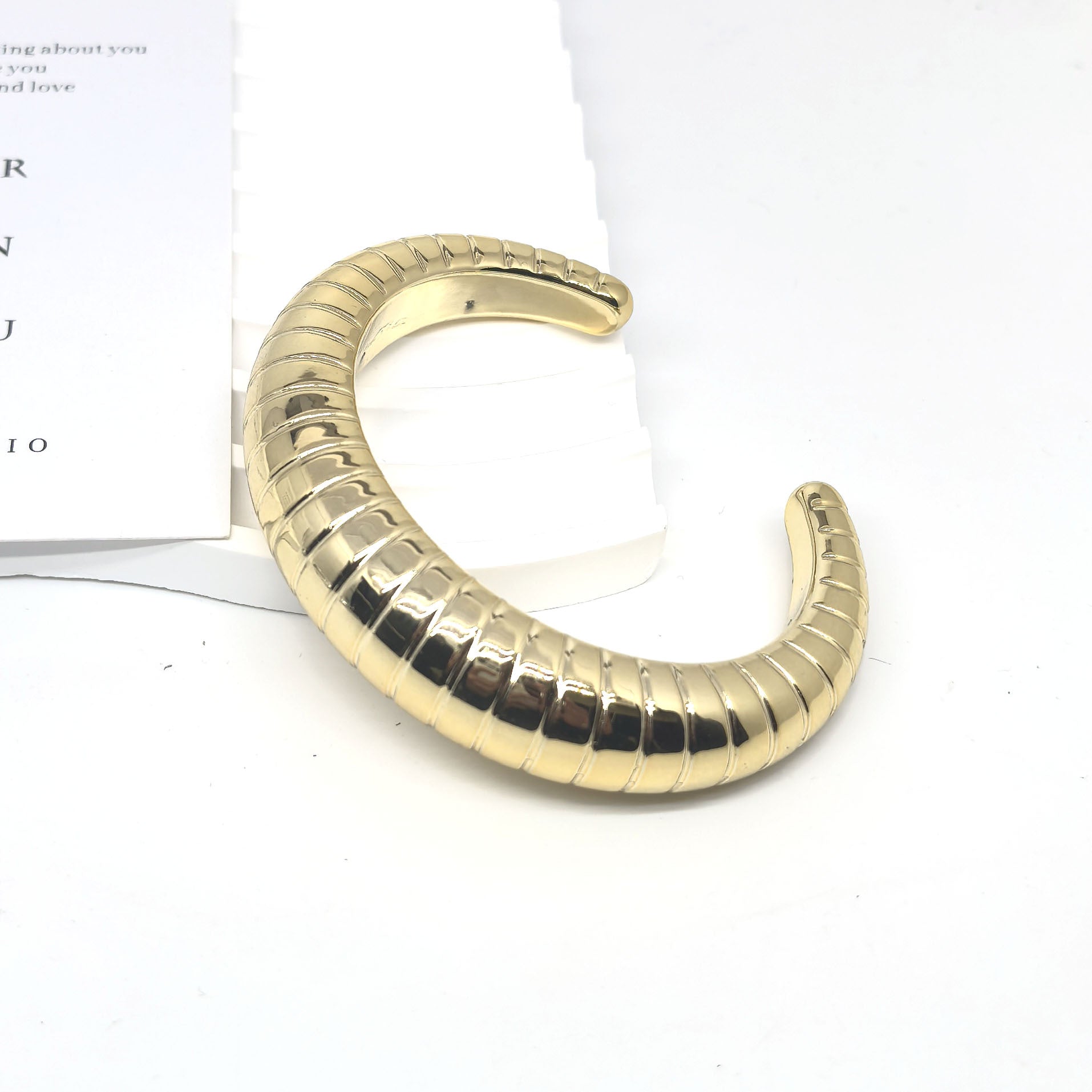 ribbed open cuff bracelet with high-shine gold finish – SERPENTA
