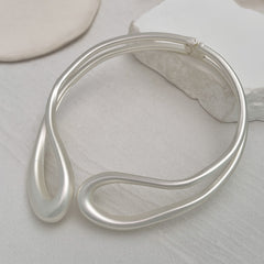 Twisted open metal choker with sculptural wave design - Dolkia