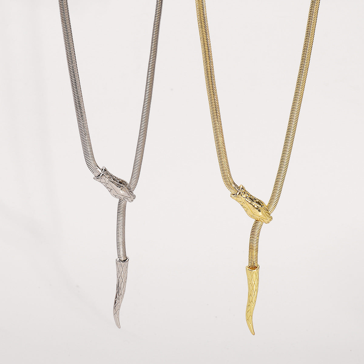 Twist clasp snake chain necklace with horn pendant - Noglam