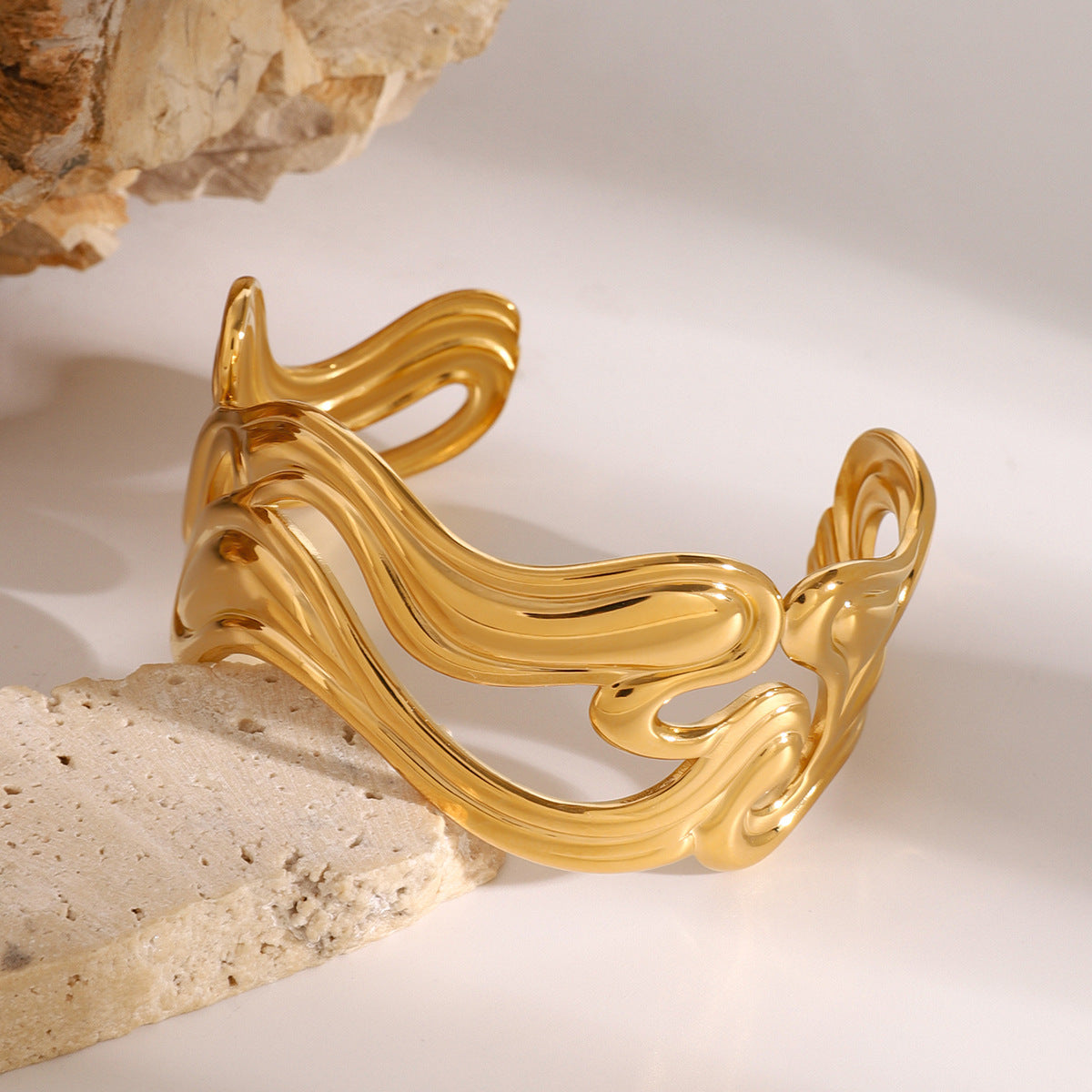 Open cuff bracelet with fluid wave cutout - Nuifi