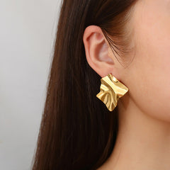 Folded square stud earrings with satin gold finish – Romilo