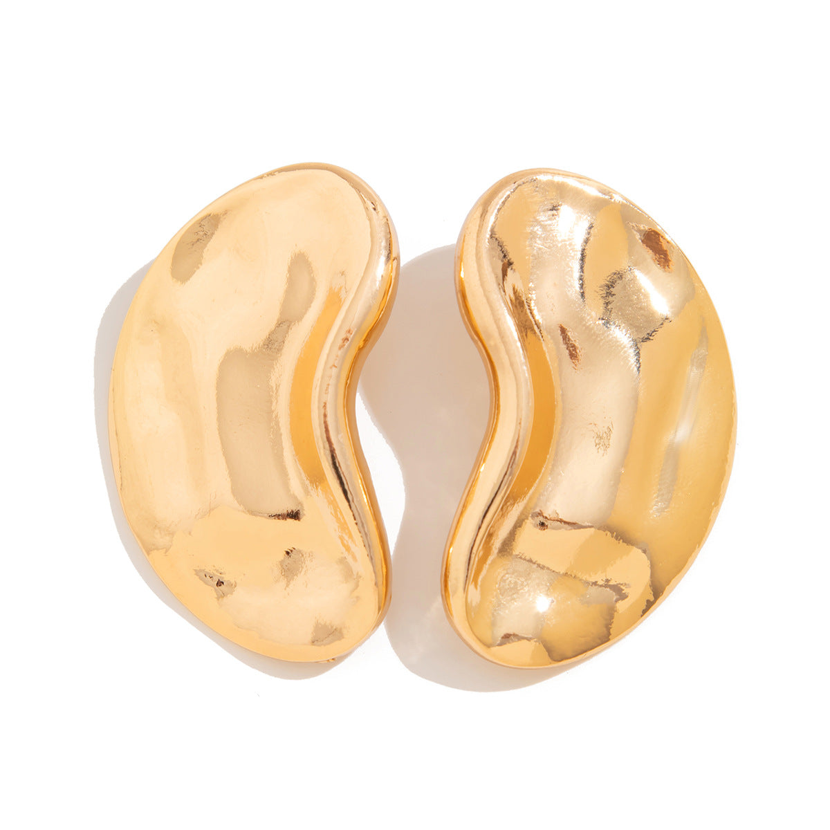 Curved bean-shaped stud earrings in metallic finish - Manbu