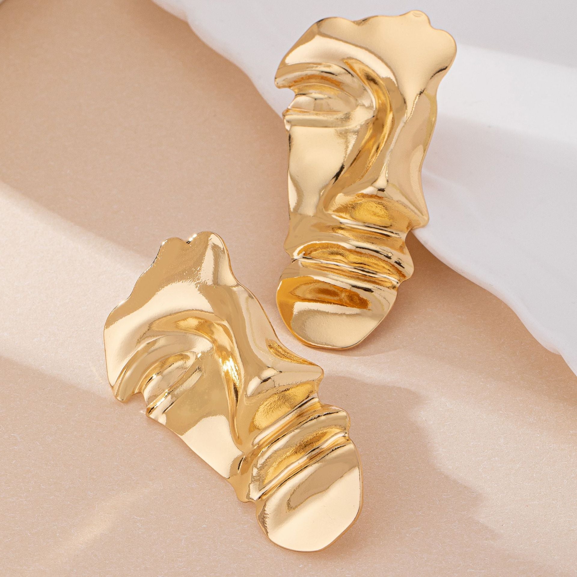 sculptural face-shaped earrings with abstract folds - Lerwa