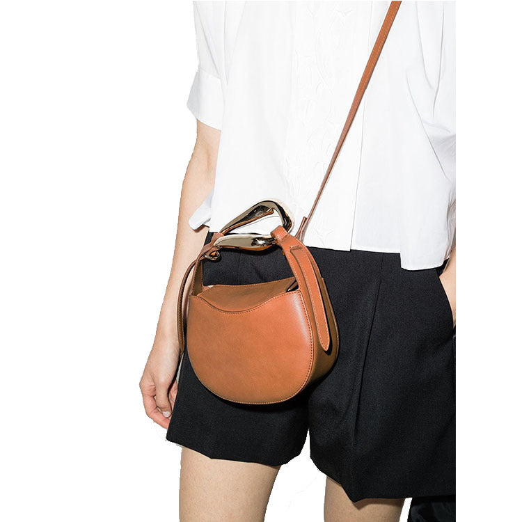 sculptural-handle saddle bag in tan leather – ARIS